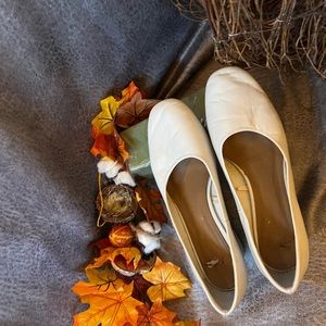 👑 2 for $15 sale!! Zara basic collection white pump, low heel. $10